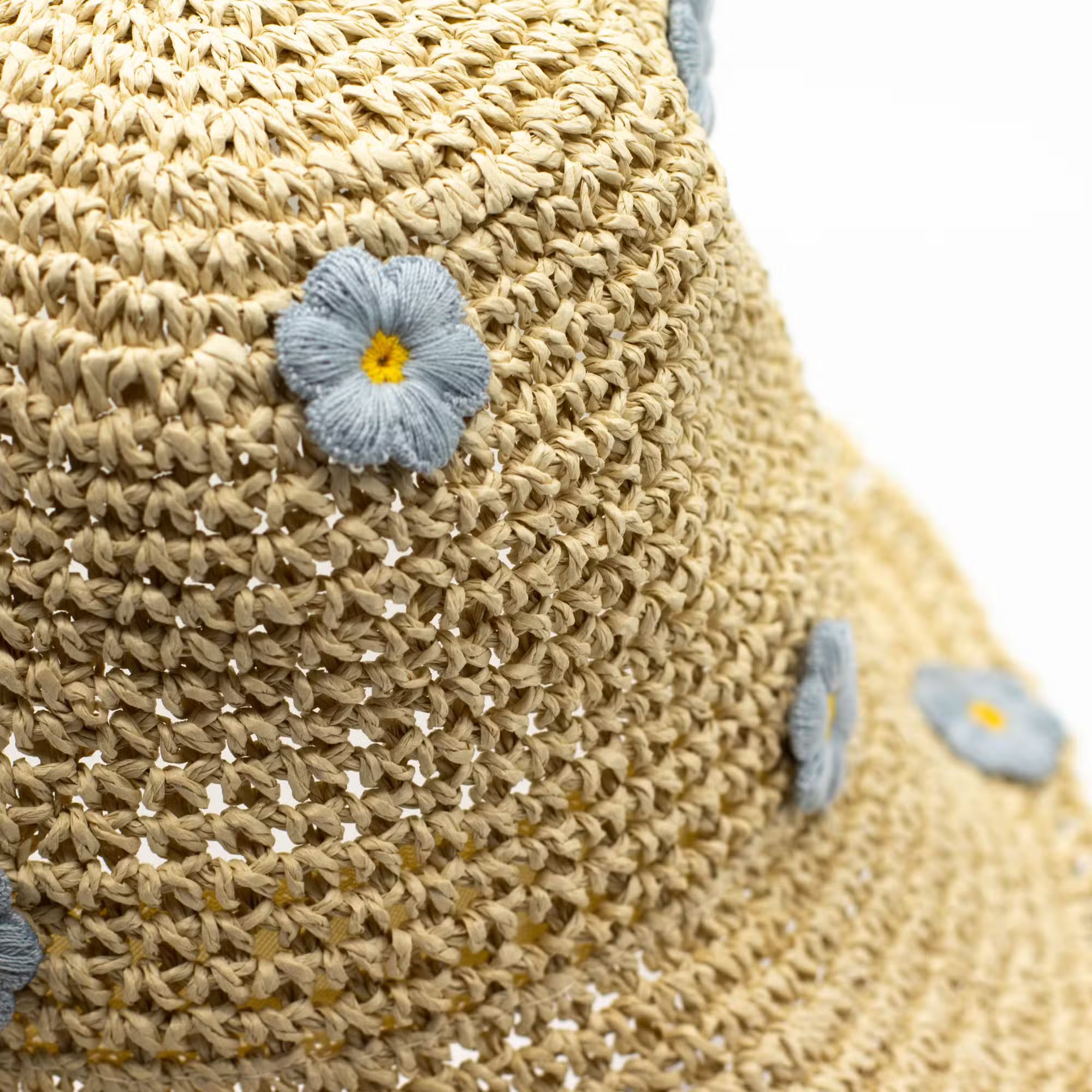 Daisies™ – Sombrero de Paja con Flores Cosidas