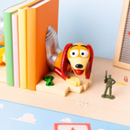 Slinky Book Buddy™ – Sujetalibros Decorativo Toy Story · Disney Pixar®