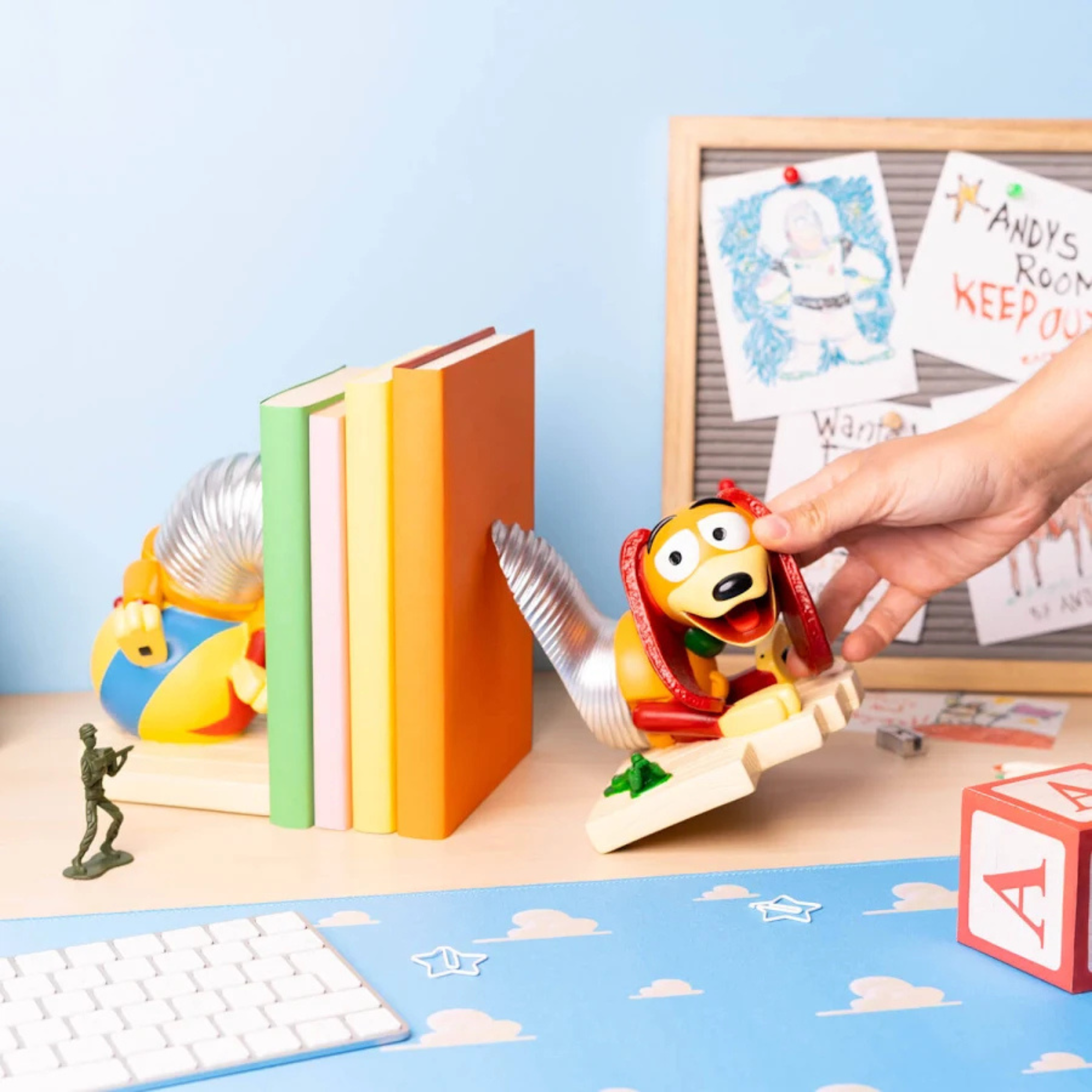 Slinky Book Buddy™ – Sujetalibros Decorativo Toy Story · Disney Pixar®