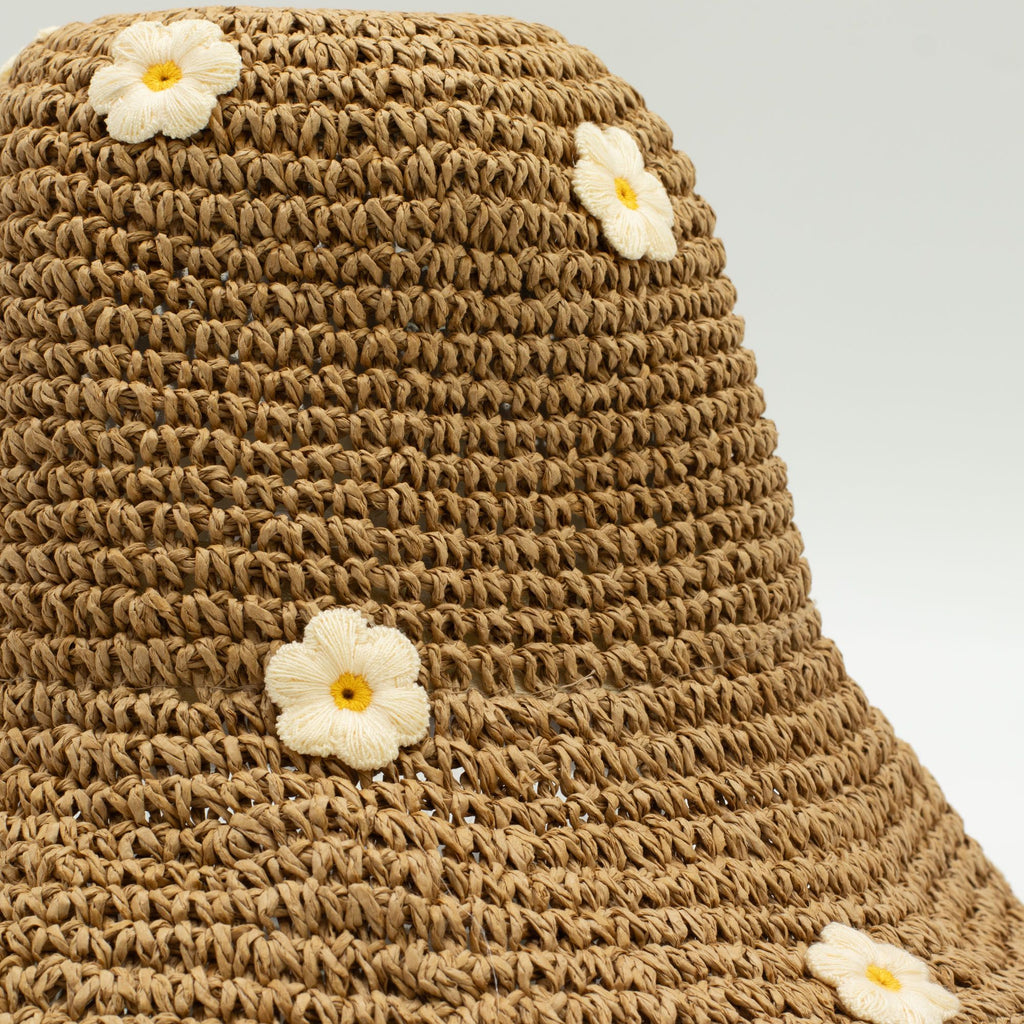 Daisies™ – Sombrero de Paja con Flores Cosidas