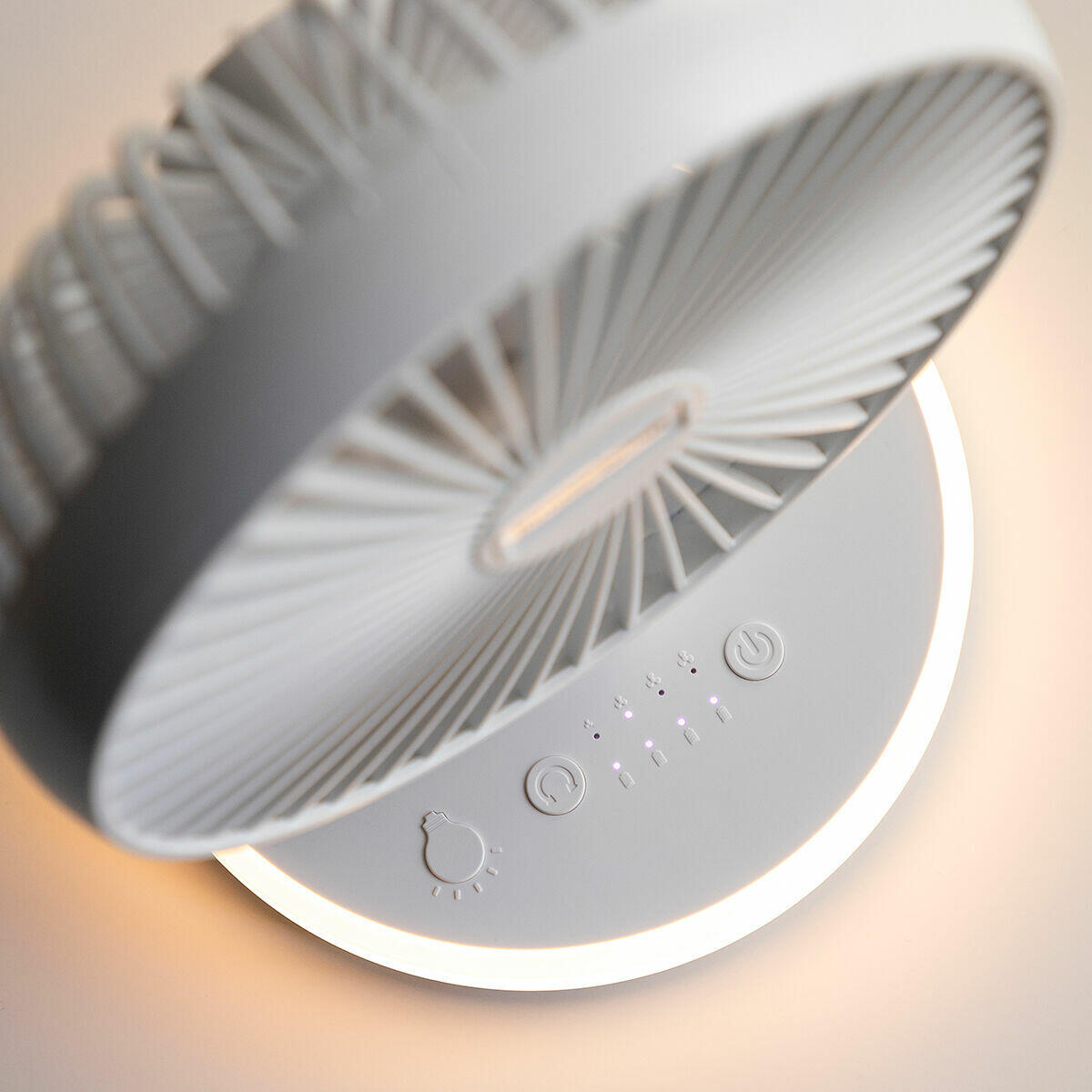 LumiBreeze™ – Ventilador Recargable con Luz LED
